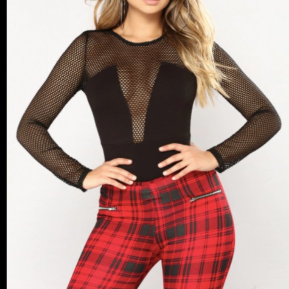 Fashion Nova Tops - Longsleeve FashionNova fishnet bodysuit🖤